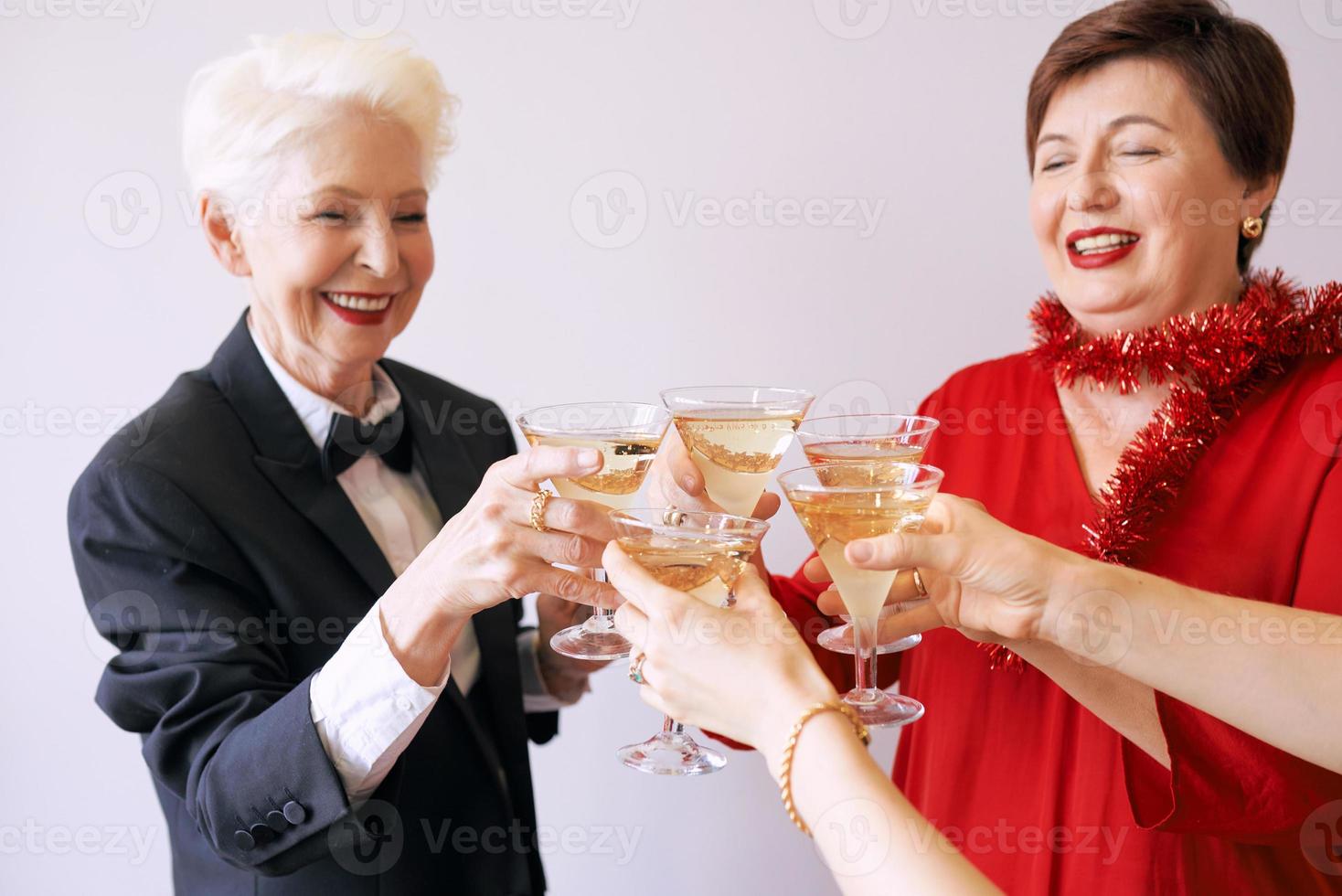 neues jahr feiert hände mit gläsern weißen sekt. Weihnachten, Familie, Freunde, Feiern, Neujahrskonzept foto