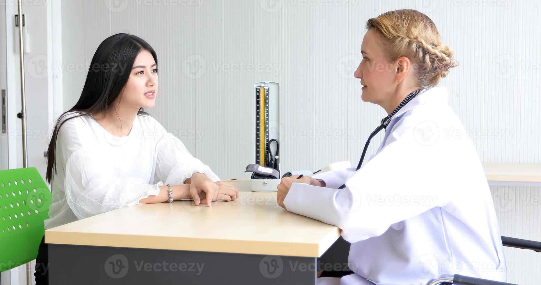 Arzttreffen und Erklärung der Medikamente für die Patientin in seinem Büro in Krankenhäusern foto