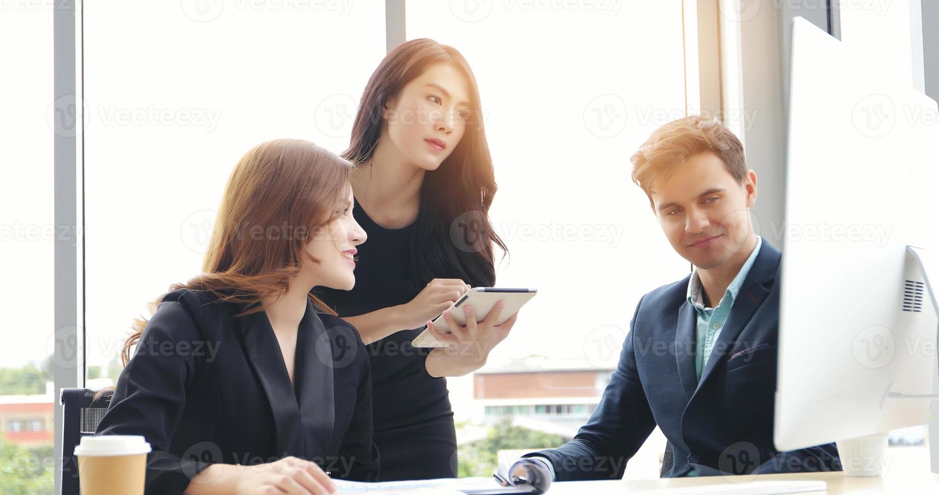 Geschäftsleute und Gruppe, die ein Notizbuch für Partner verwenden, die Dokumente und Ideen in Meetings diskutieren und geschäftlich ernsthaft arbeiten foto