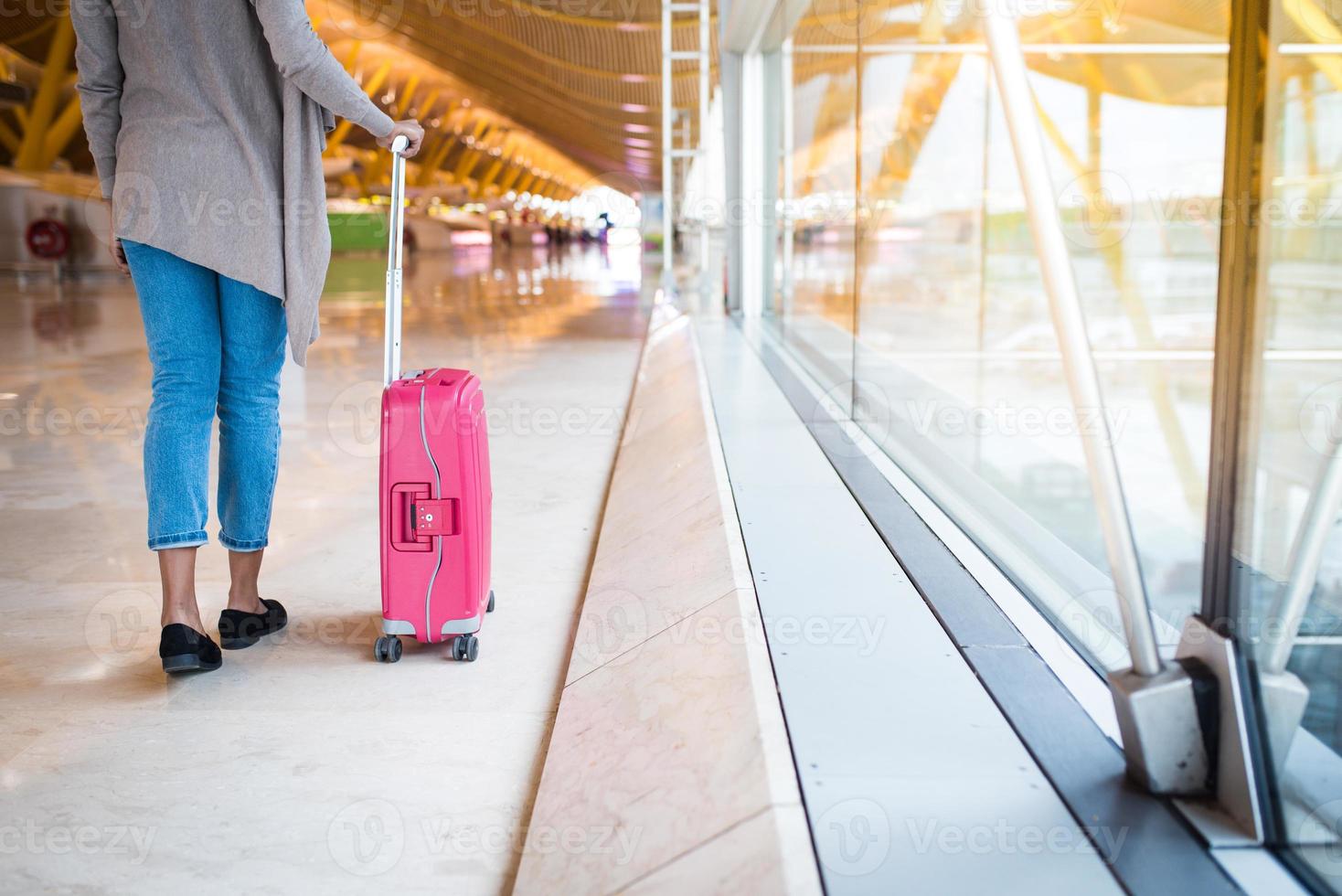 Frauenfront, die am Flughafen spazieren geht foto