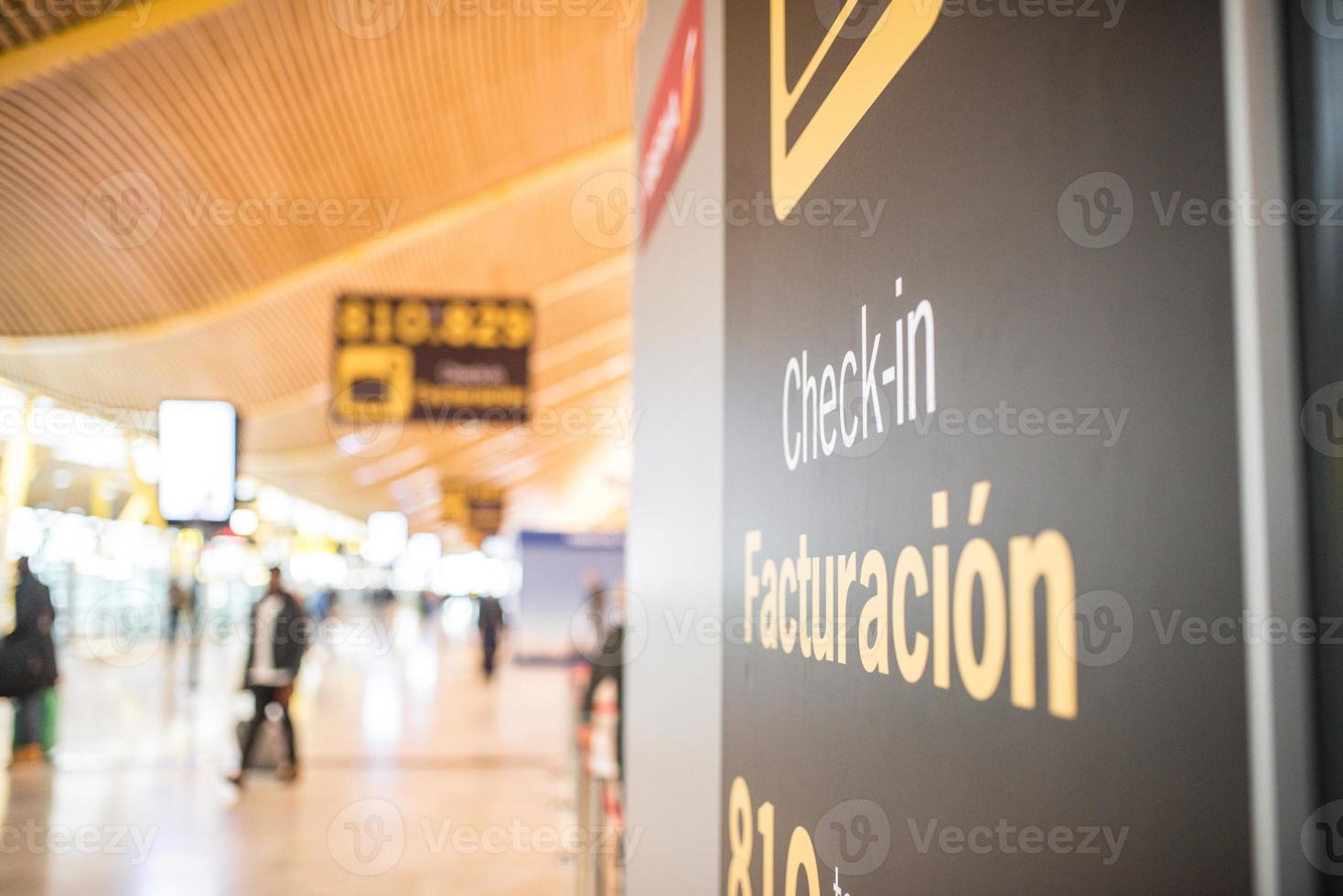 Flughafen im Terminal und Check-in-Schalter foto