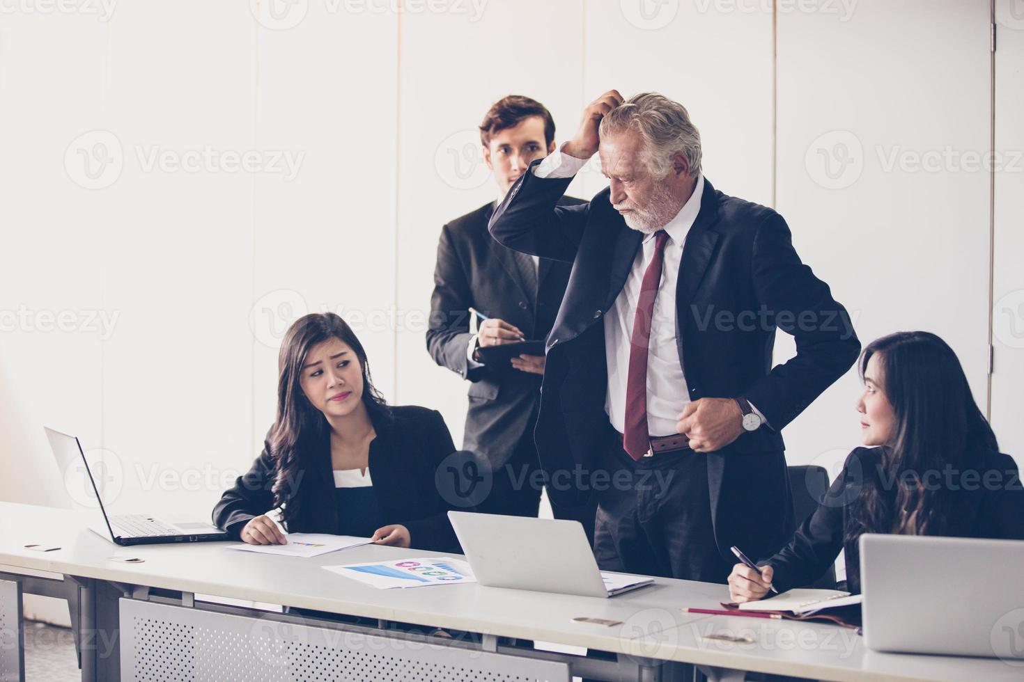 Geschäftsleute und Gruppe, die ein Notizbuch für Partner verwenden, die Dokumente und Ideen in Meetings diskutieren und geschäftlich ernsthaft arbeiten foto