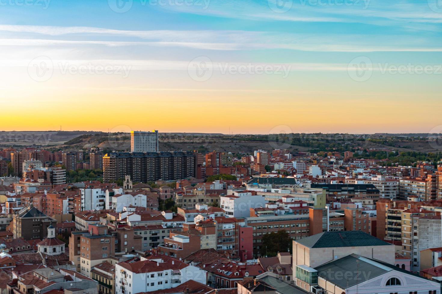 sonnenuntergang über der stadt valladolid in spanien aus der luft foto