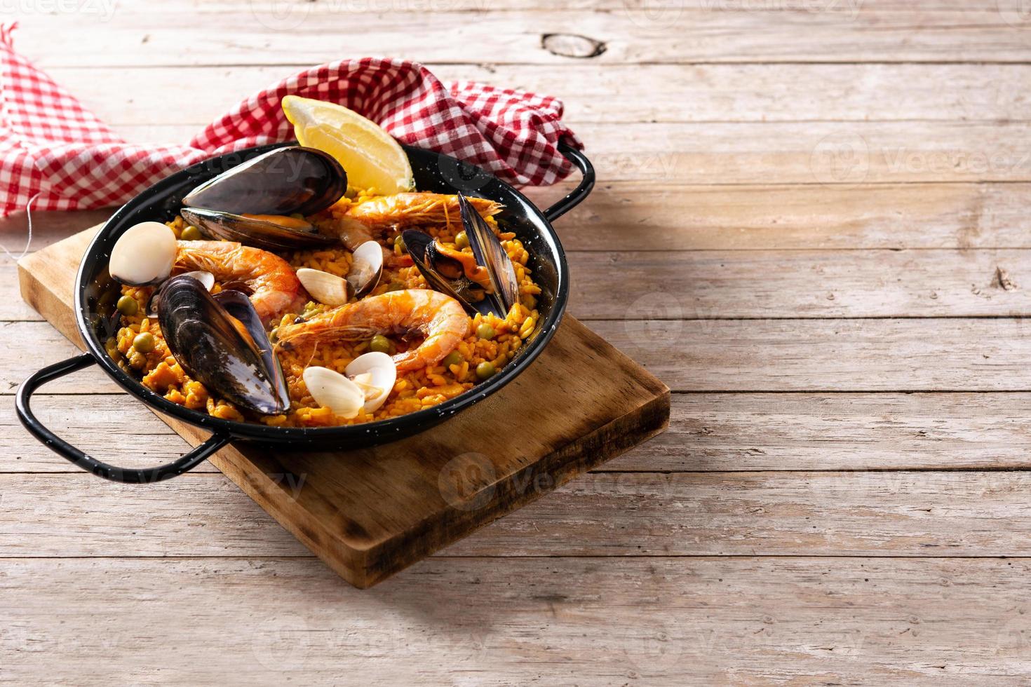 traditionelle spanische Meeresfrüchte-Paella foto