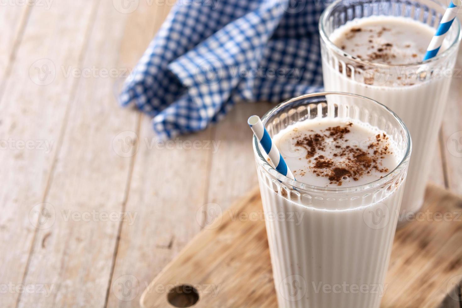 frische Horchata mit Zimt im Glas foto