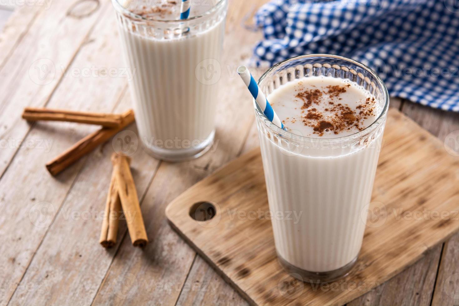 frische Horchata mit Zimt im Glas foto