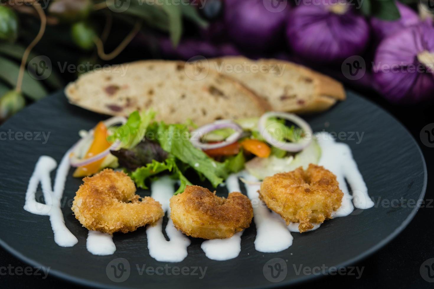 knusprig panierte und gebratene Garnelen mit Salat foto