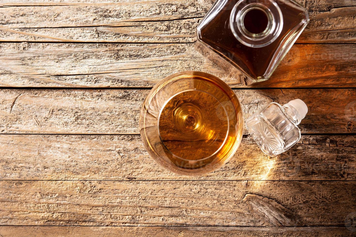 Cognac- oder Whiskygetränk auf rustikalem Holztisch foto