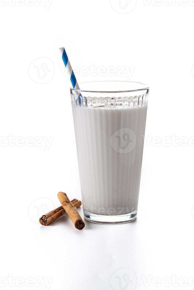 frische Horchata mit Zimt im Glas foto