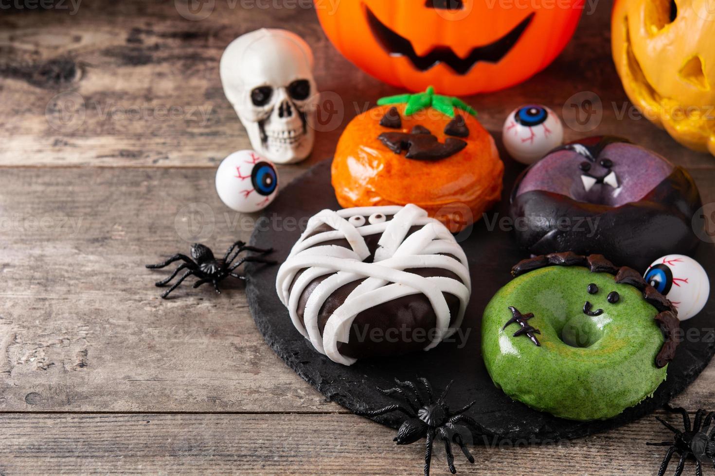 Auswahl an Halloween Donuts und Herbstlaub foto