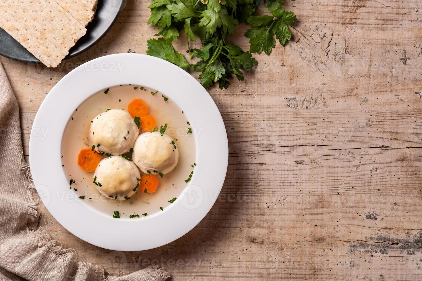 traditionelle jüdische Matzahballsuppe foto