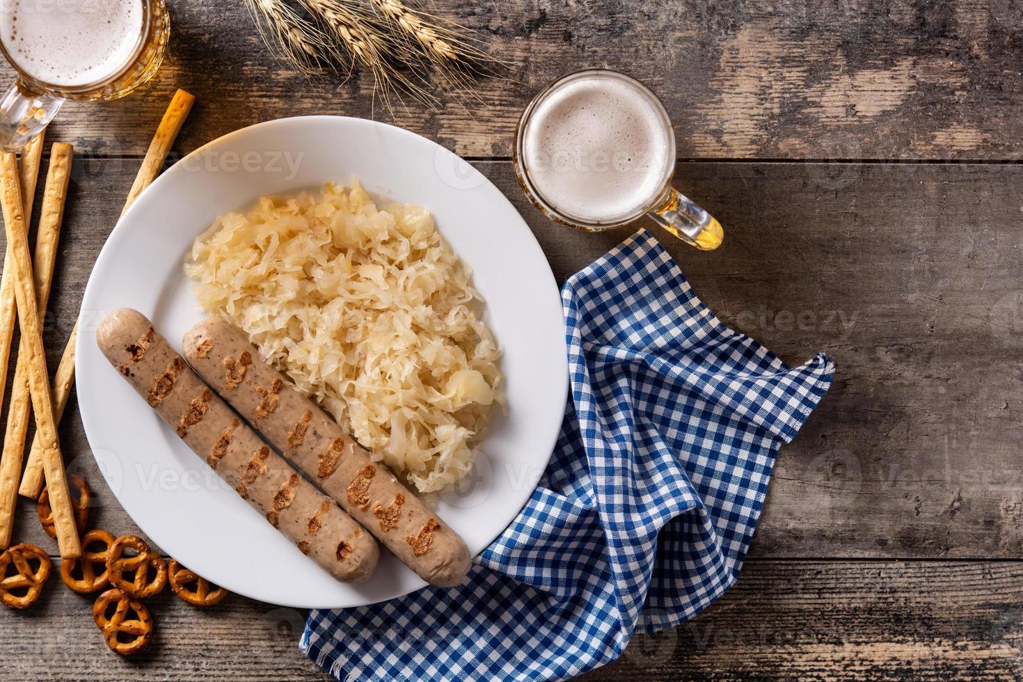 Bratwurst, Sauerkraut, Brezeln und Bier foto