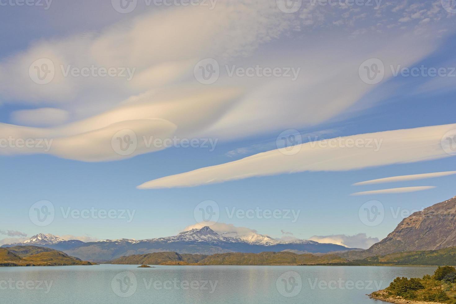 Linsenförmige Wolken über einer alpinen Landschaft foto