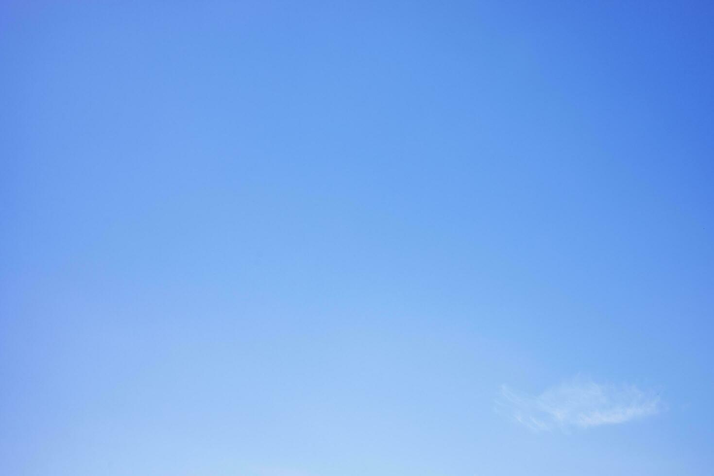 Fantastisch Sanft Weiß Wolken gegen Blau Himmel und Kopieren Raum horizontal gestalten foto