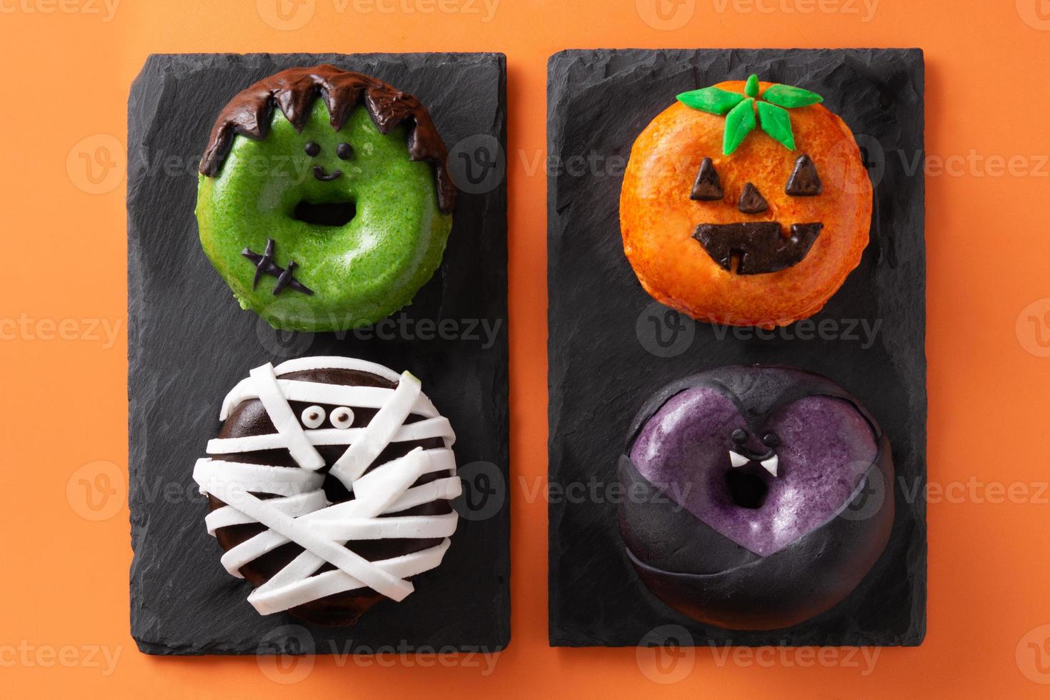 verschiedene halloween donuts foto