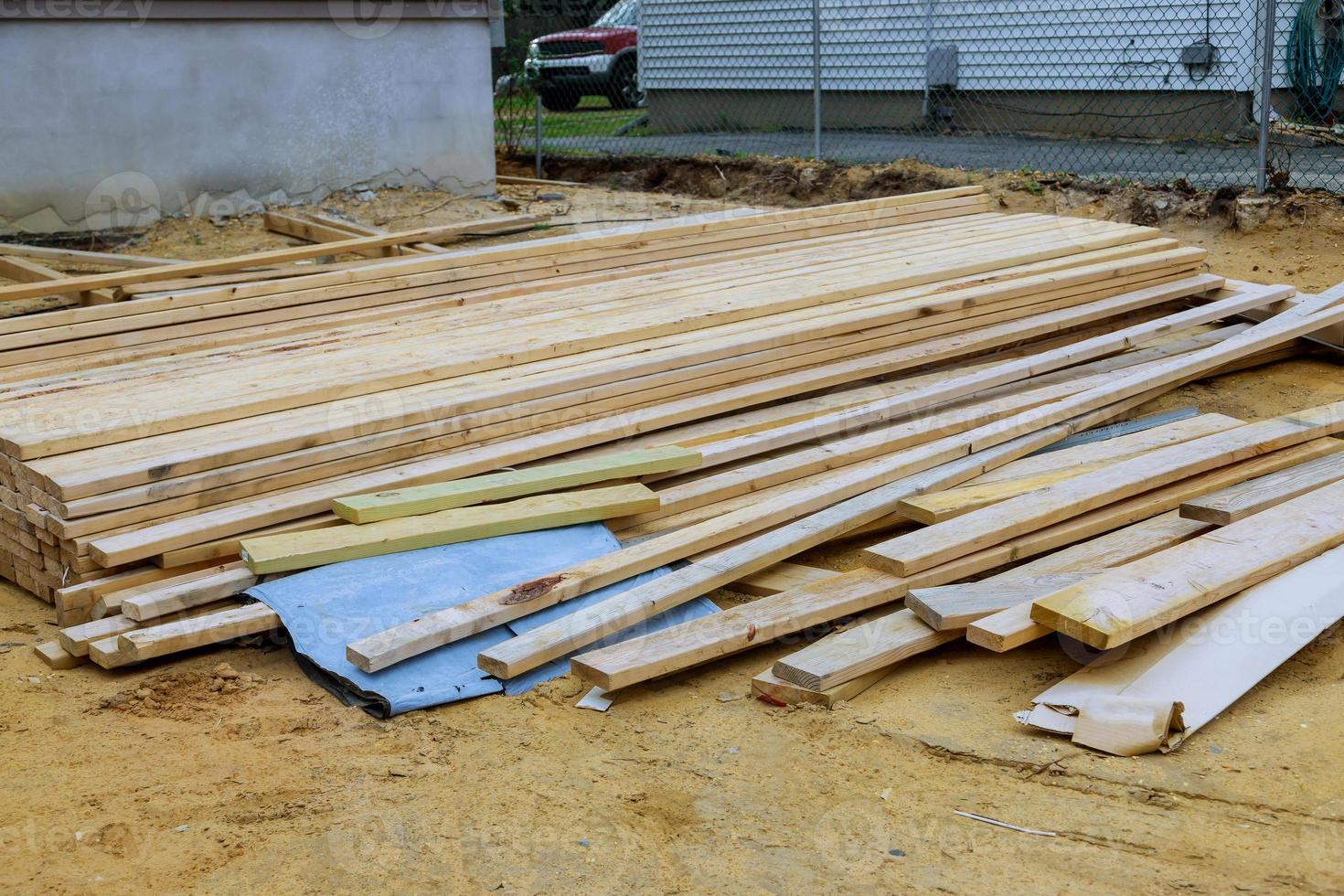 Stapel von Entladen von Holzbalken auf Baugebäude aus Balkenkonstruktionsmaterialien foto