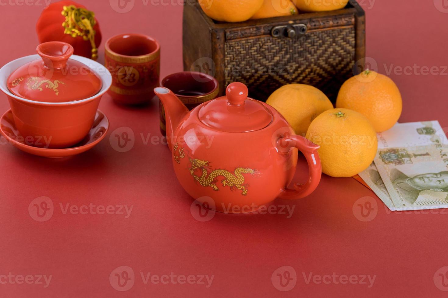 Chinesisches Neujahrsfest Dekorationen von Accessoires in traditionellen Container-Mandarinen auf rotem Hintergrund foto