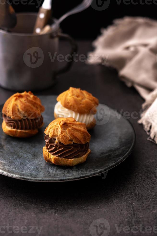 Schokoladen-Sahne-Profiteroles foto