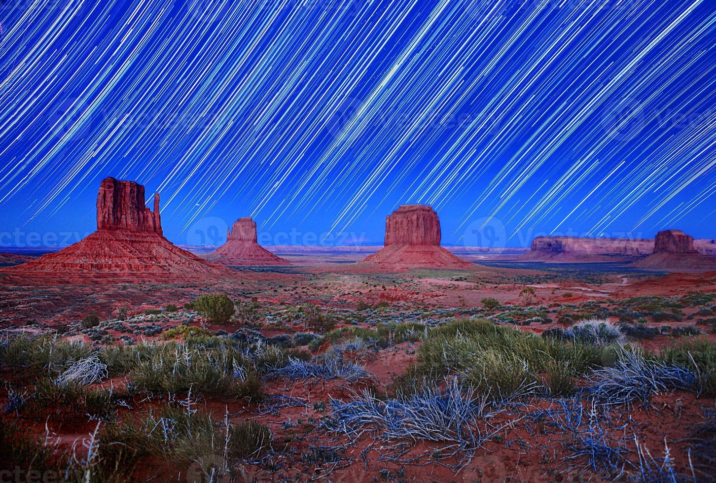 Tageslicht und Sternspurbild von Monument Valley Arizona USA foto