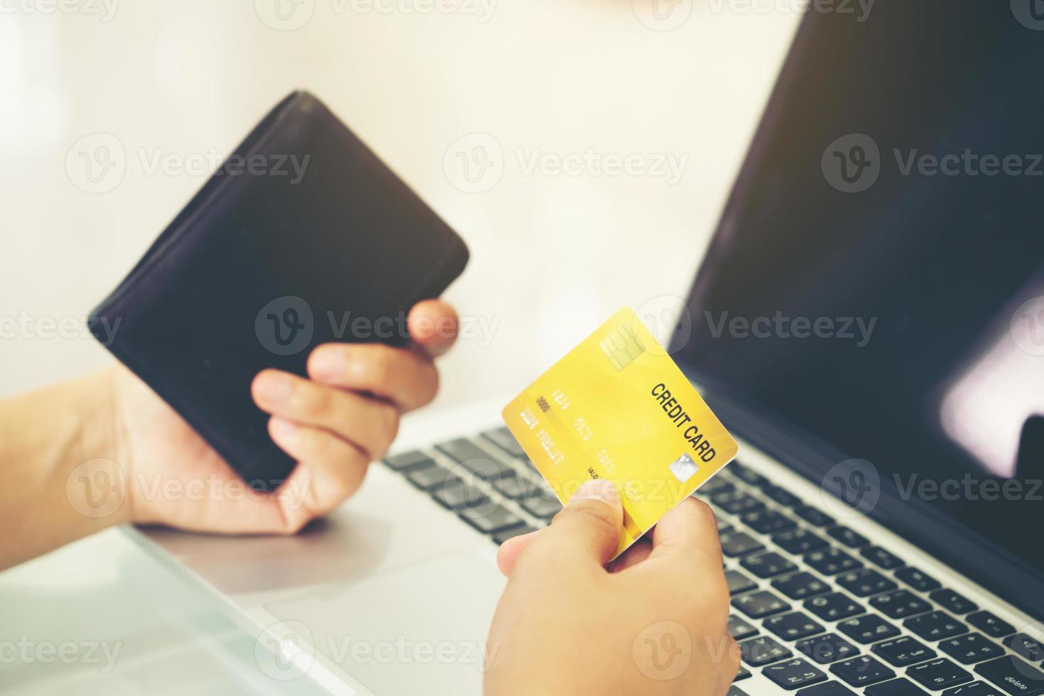 Frauen verwenden Kreditkarte, um online einzukaufen foto