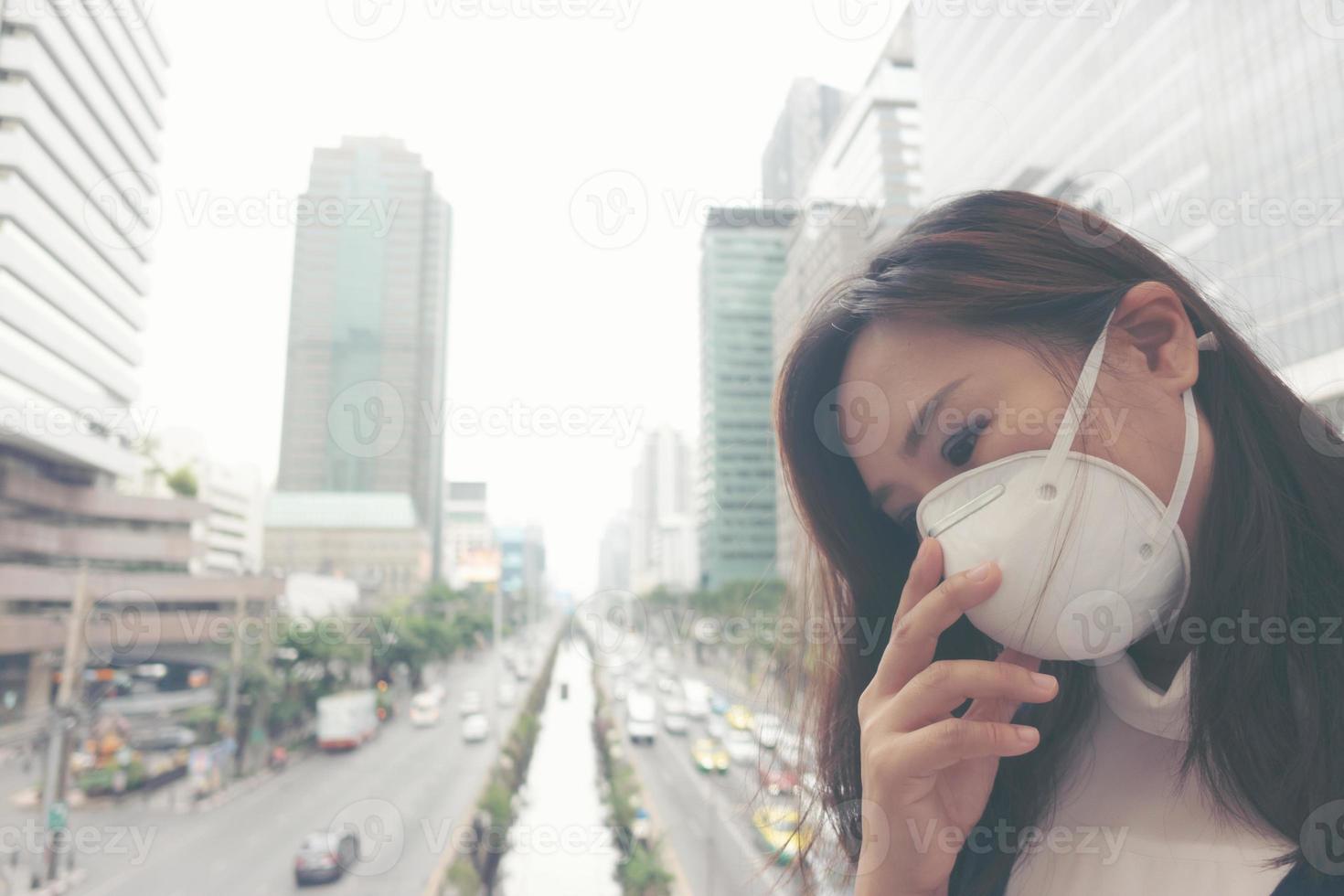 Frau mit Schutzmaske auf der Stadtstraße foto