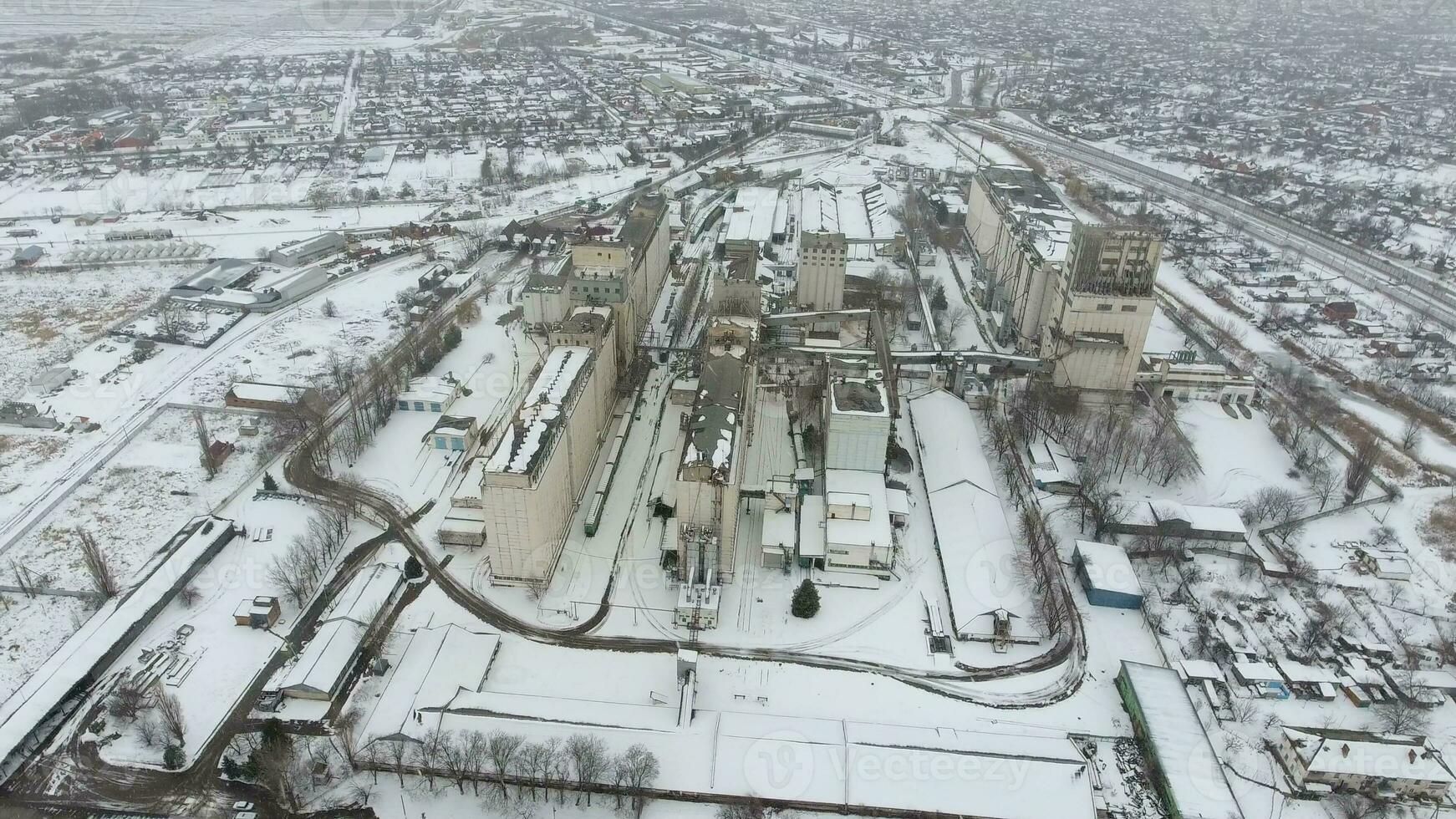 Korn Terminal im das Winter Jahreszeit. schneebedeckt Korn Aufzug im ländlich Bereiche. ein Gebäude zum Trocknen und Speicherung Getreide. foto