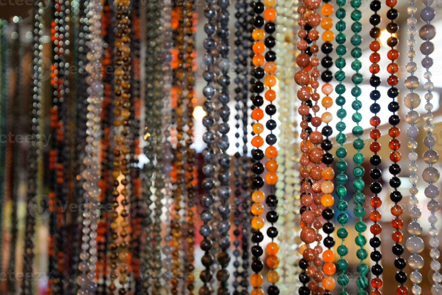 indisch Perlen und Schmuck auf das Zähler im speichern. foto