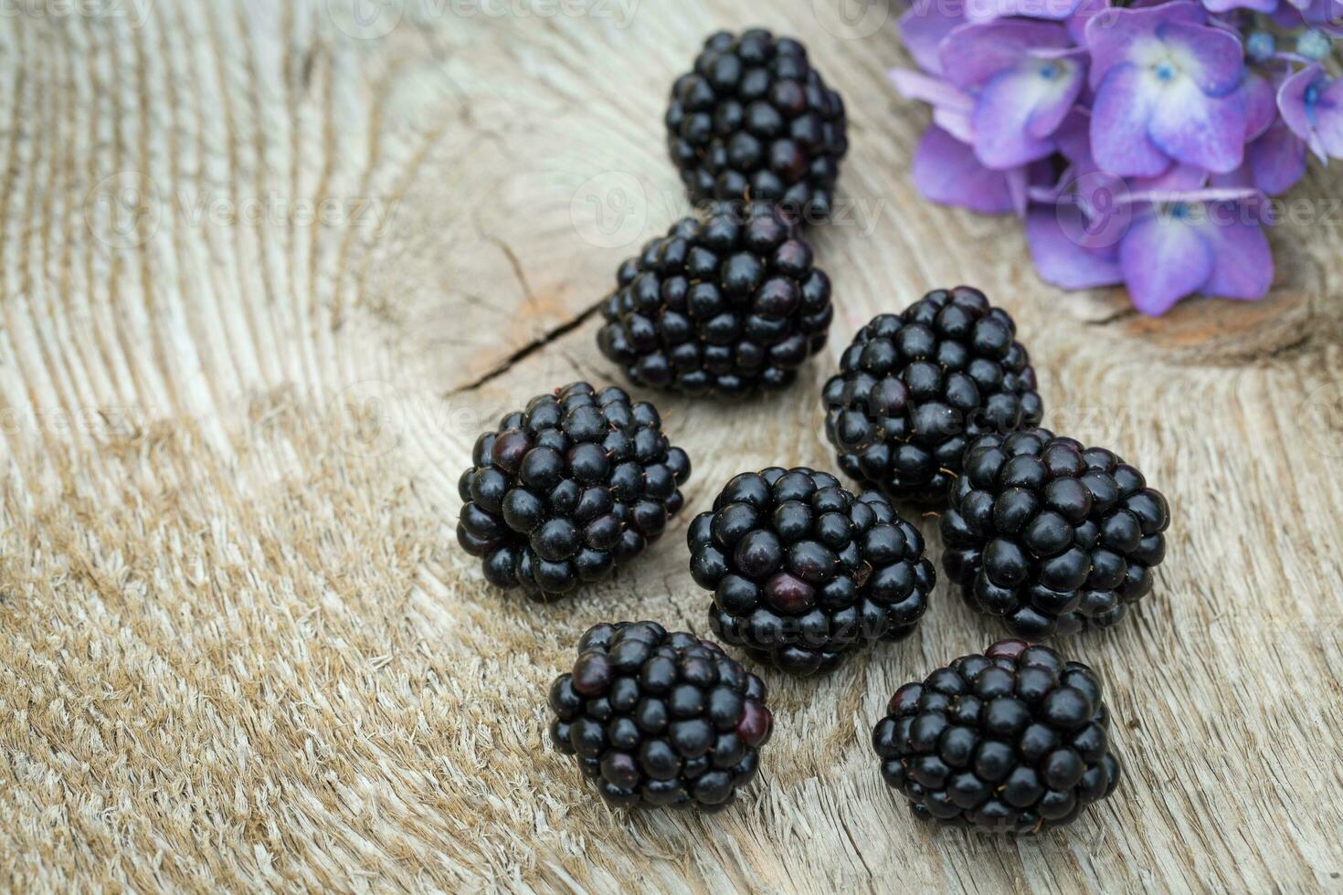 Hintergrund zum Titel mit Brombeeren und Holz Tabelle foto