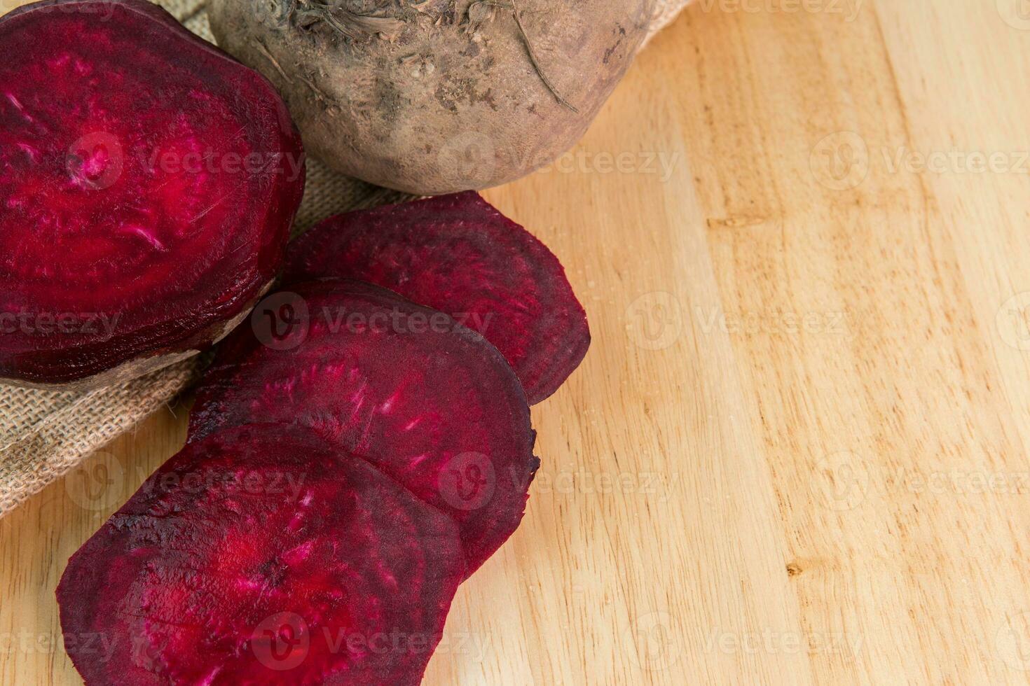 Rote Beete auf Sackleinen und hölzern Schreibtisch foto