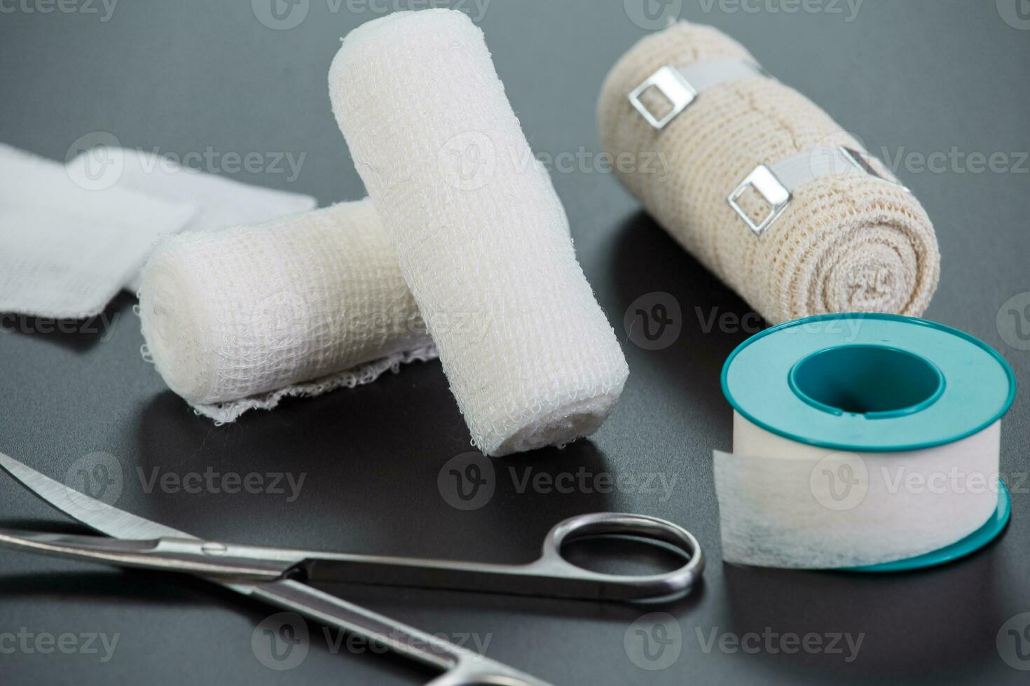 medizinisch Bandagen mit Schere und kleben Gips foto