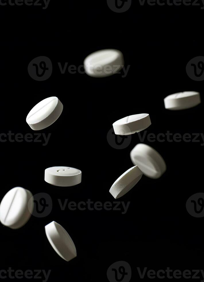 Weiß Tabletten fallen auf ein schwarz Hintergrund. Fokus auf Vordergrund, flach dof foto