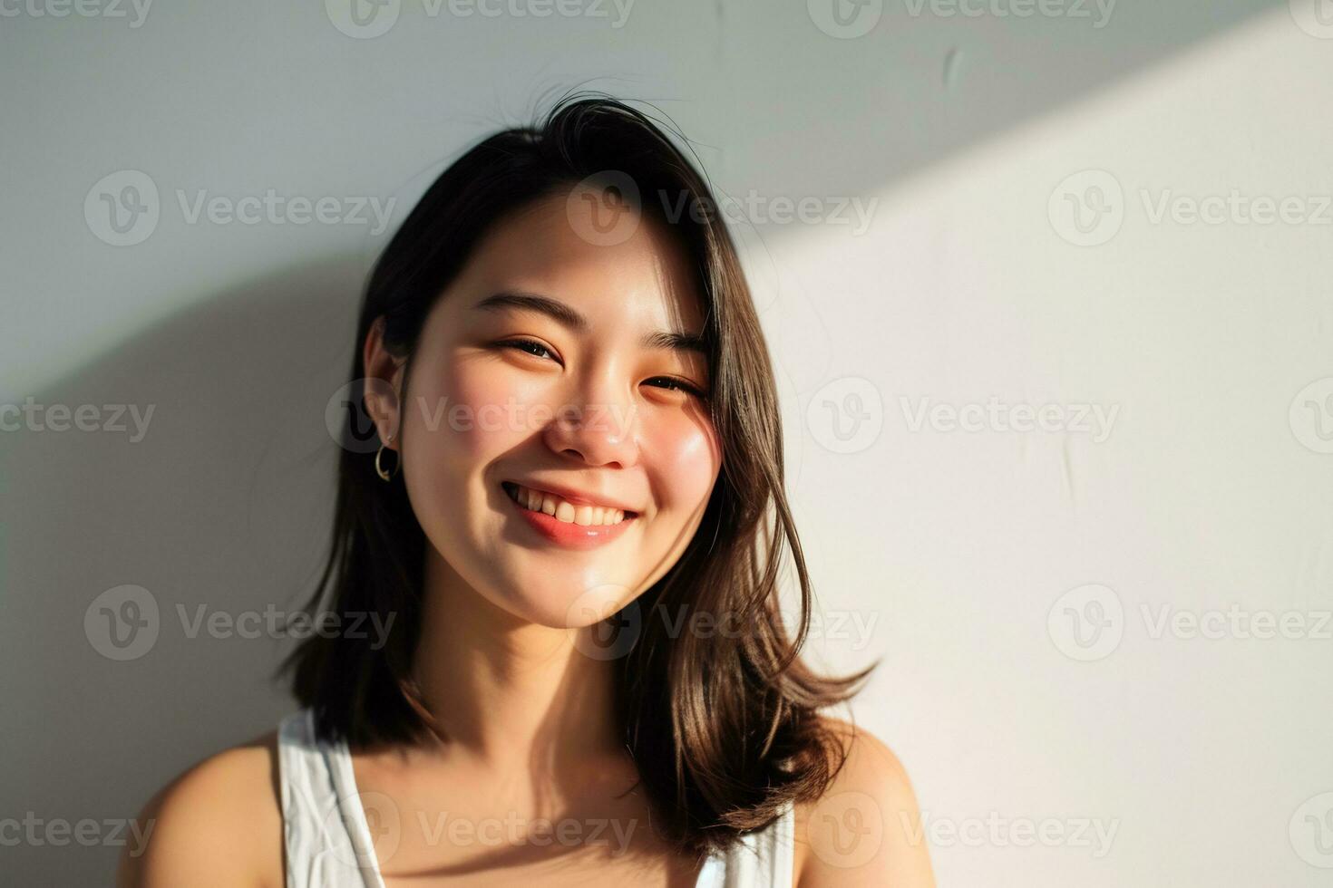 ai generiert asiatisch Frau zwinkert zu Kamera lächelnd froh Stehen Weiß Mauer foto