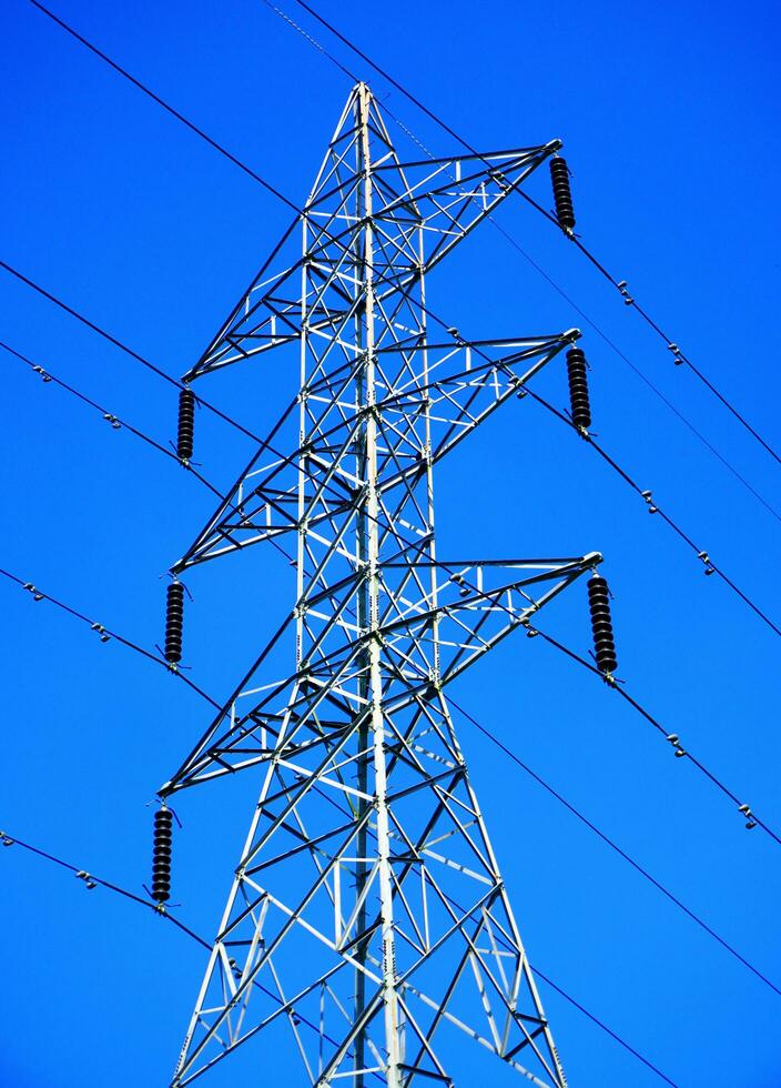 Stahl Elektrizität Pylon und hoch Stromspannung Leistung Linie Elektrizität Getriebe Foto mit Blau Himmel Hintergrund.