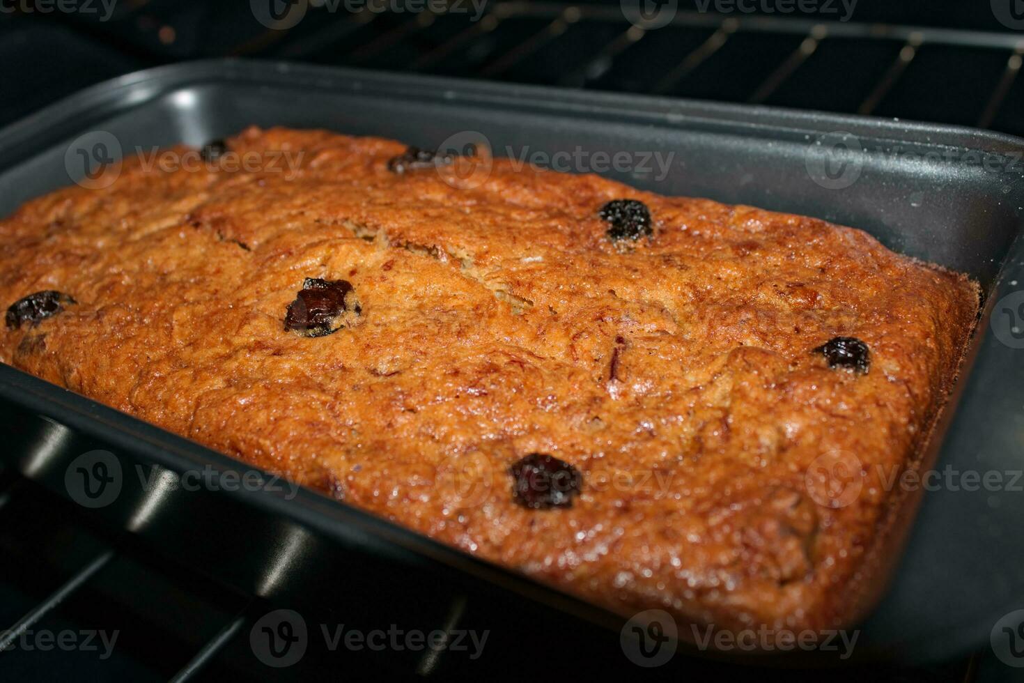 Banane Brot mit Rosinen im Ofen 3 foto