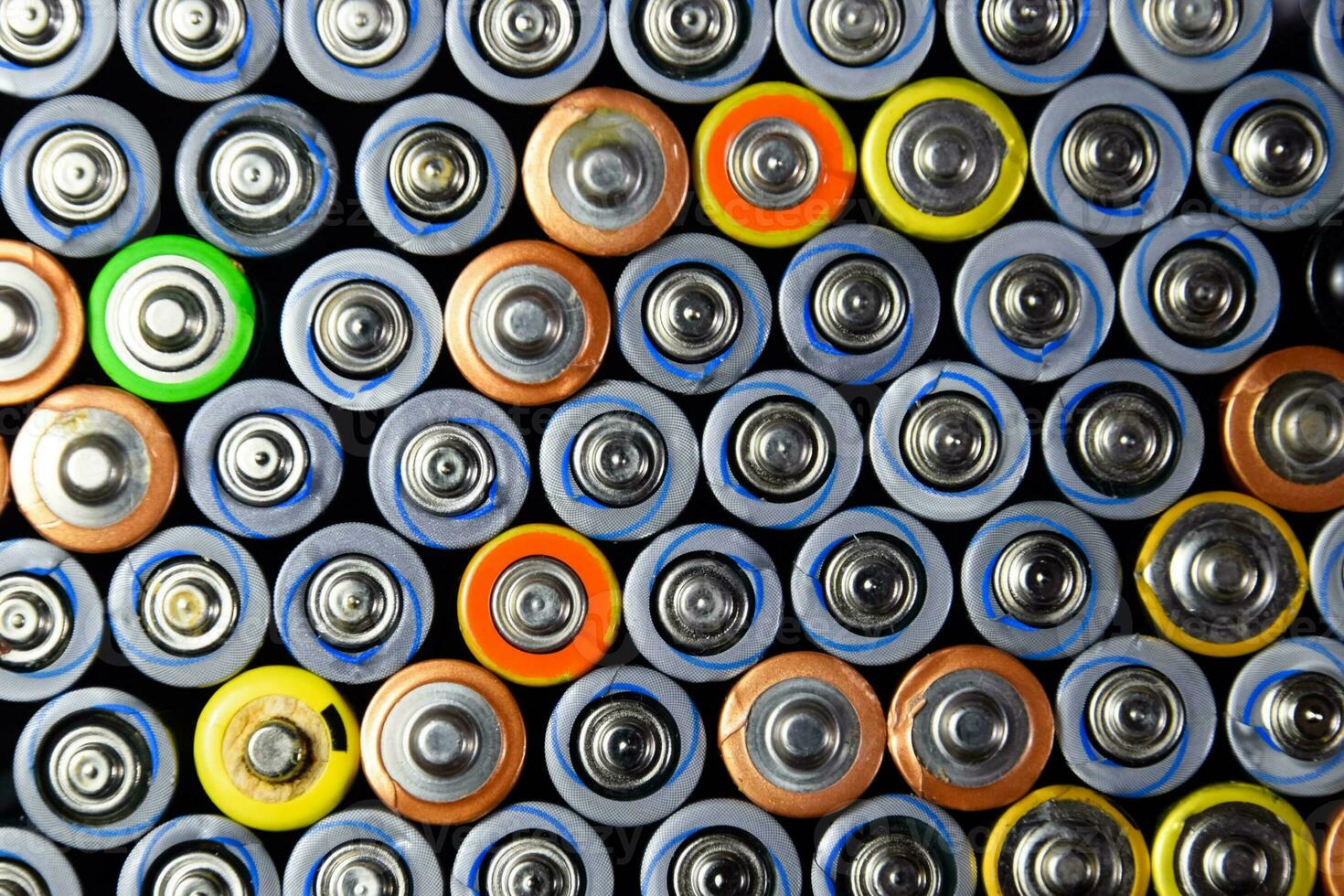 Salz- und alkalisch Batterien, Quelle von Energie zum tragbar Technologie. aaa und aa Batterien foto