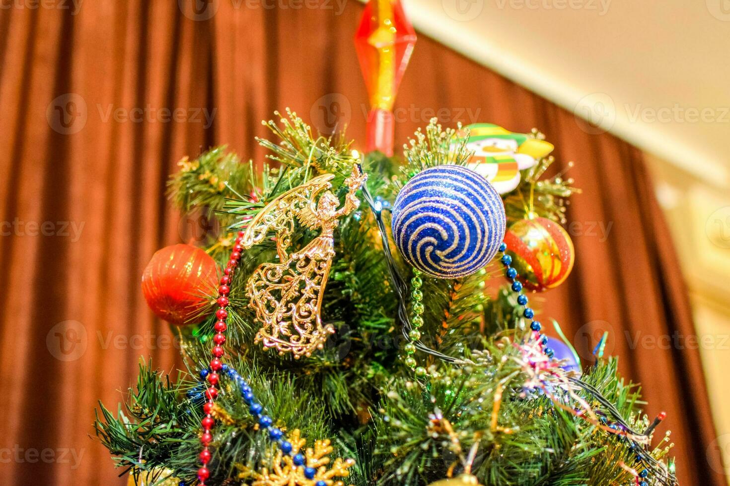 Dekorationen Neu Jahr Baum. Lametta und Spielzeuge, Bälle und andere Dekorationen auf das Weihnachten Weihnachten Baum Stehen im das öffnen Luft. foto