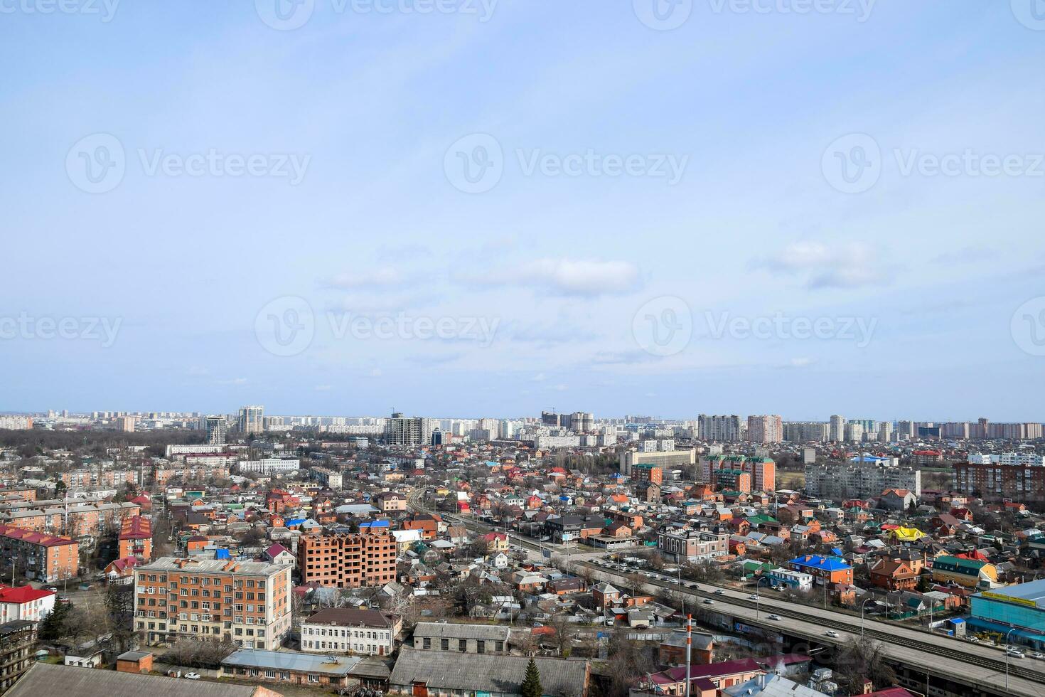 Stadt Landschaft. das Aussicht von das Höhen von das 24 .. Boden. krasnodar Stadt. städtisch Sicht. foto