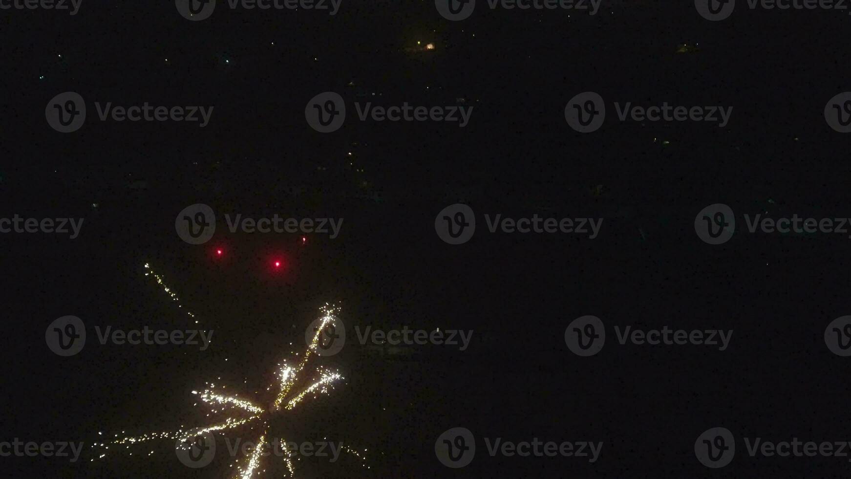 Neu Jahre Feuerwerk im das Dorf. Video von ein Vogelaugen Aussicht von das Dorf auf Neu Jahre Vorabend foto