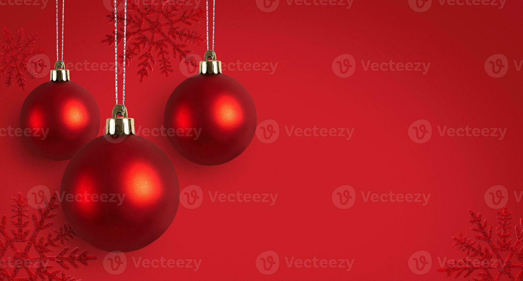 Weihnachten rot Bälle und Schneeflocken auf ein rot Hintergrund. Weihnachten Hintergrund. Weihnachten Karte. foto