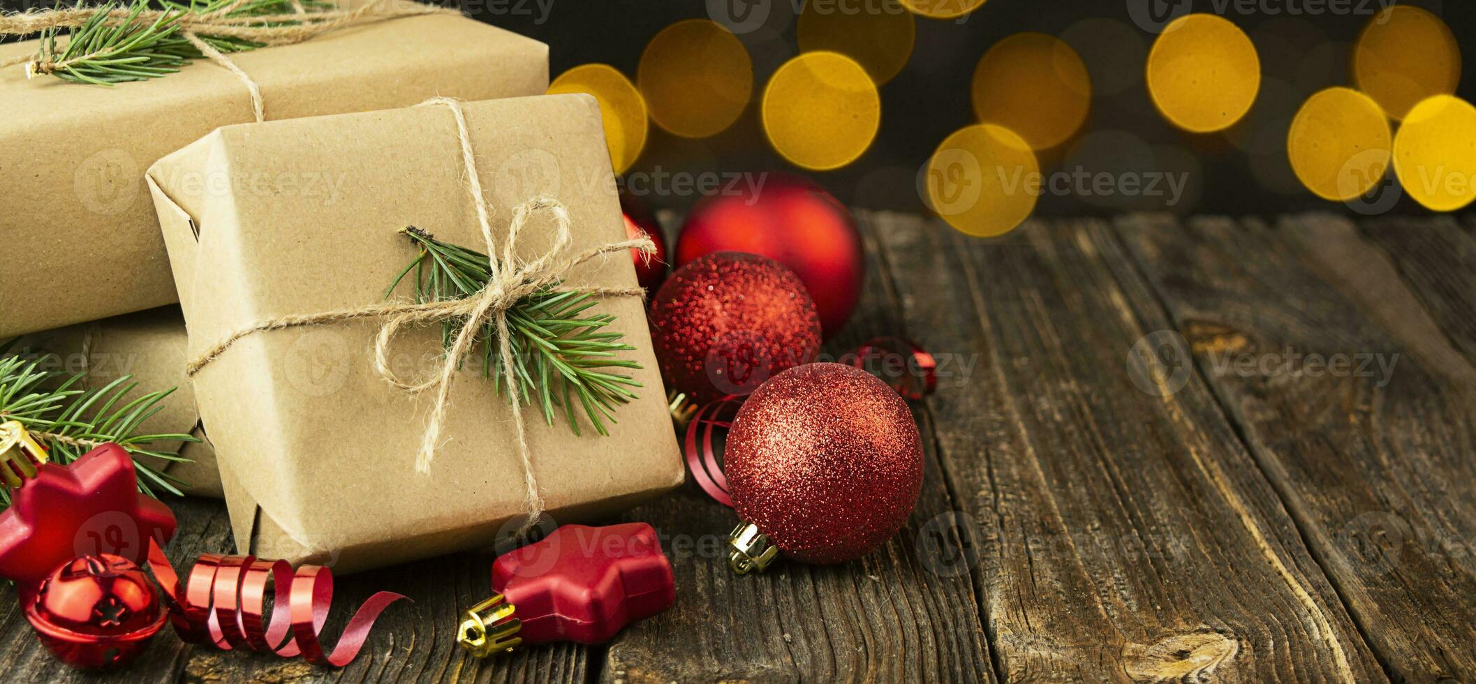 Weihnachten Komposition mit Geschenke auf ein hölzern Tisch. Weihnachten Feiertage. Weihnachten Hintergrund. Banner Layout, Postkarte. Kopieren Raum foto