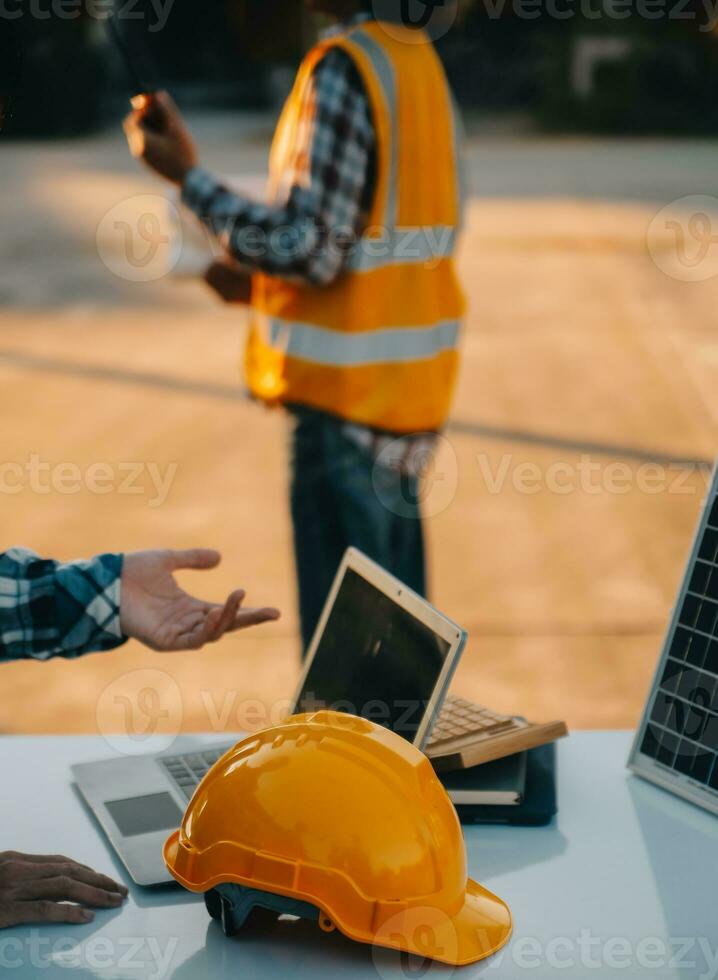 Mannschaft Konstruktion oder Ingenieurwesen Gruppe und Arbeiter. Zusammenarbeit und Entschlossenheit zu erfolgreich. Sicherheit schwer Hut zu verhindern Unfall während Arbeiten Transport und Container Team. Konzept neu starten und Neu normal foto