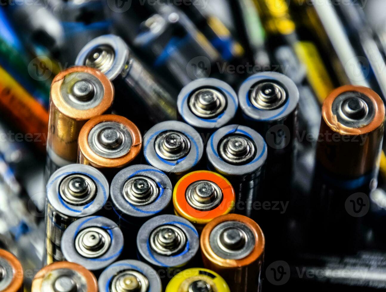 Salz- und alkalisch Batterien, Quelle von Energie zum tragbar Technologie. aaa und aa Batterien foto