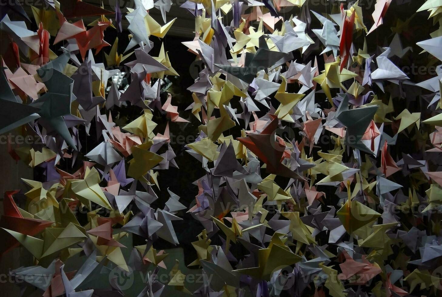 farbig Origami Kräne auf Decke Saiten Textur Hintergrund Lager Foto