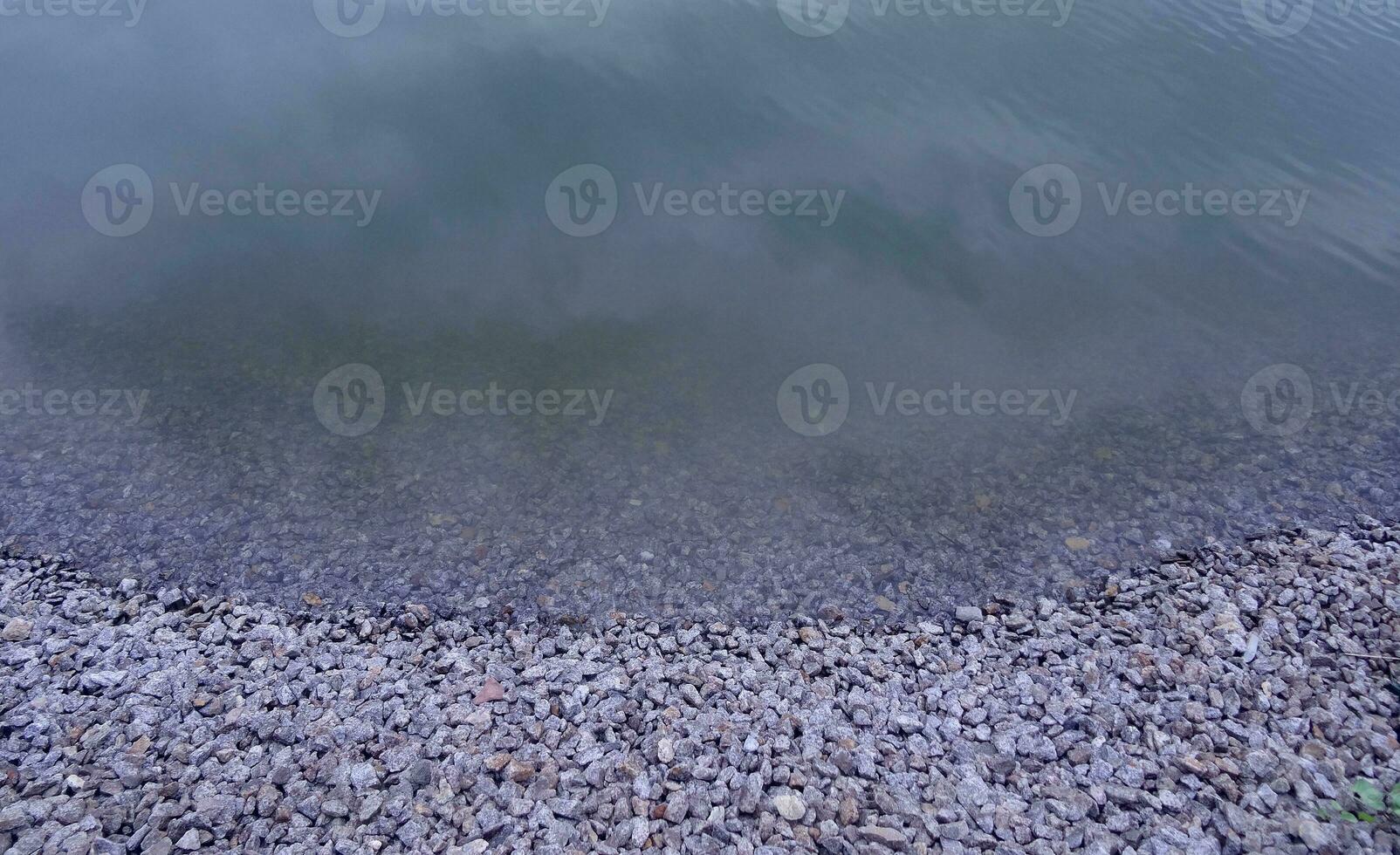 zerquetscht Steine von das Fluss Küste schließen oben foto