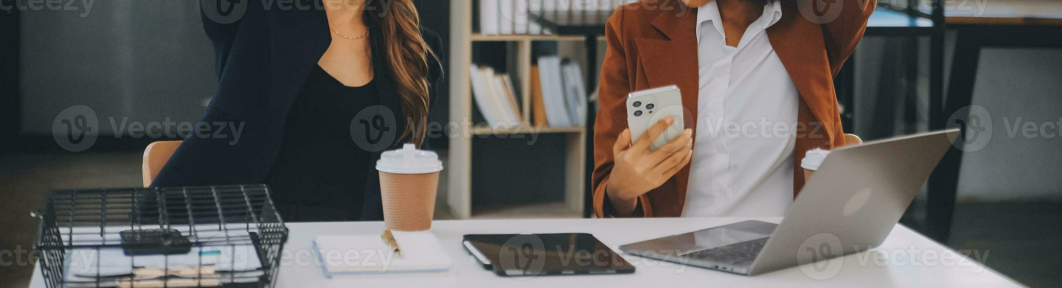 gruppe junger asiatischer geschäftsteams kreative geschäftsleute mitarbeiter im büro glücklich über erfolgreiche partnerschaft teamarbeit zur feier von leistung und erfolgskonzept. foto