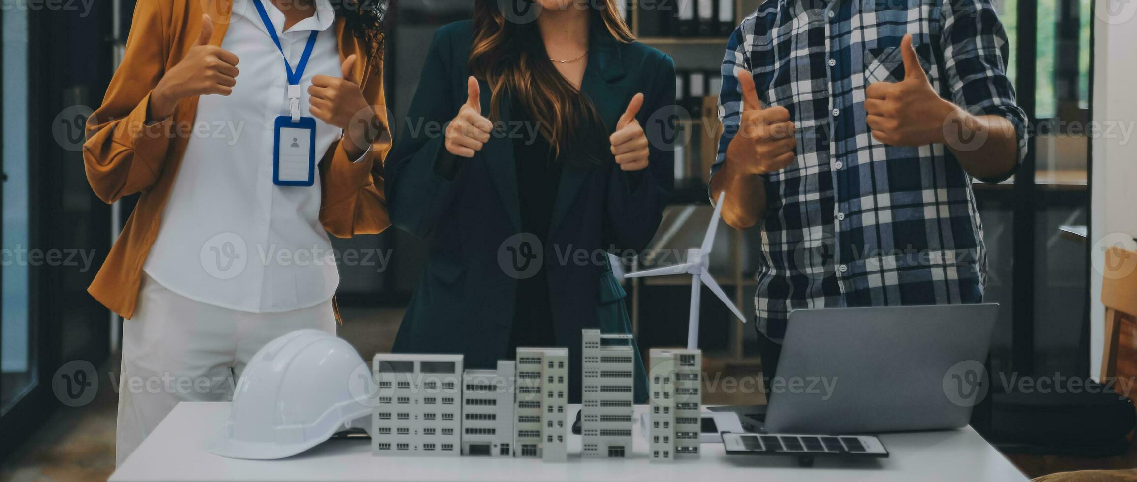 elektrisch Ingenieur mit Geschäftsmann diskutieren Neu Projekt Installation Solar- Zelle Panel auf das Dach von Gebäude. Alternative Energie Konzept. foto