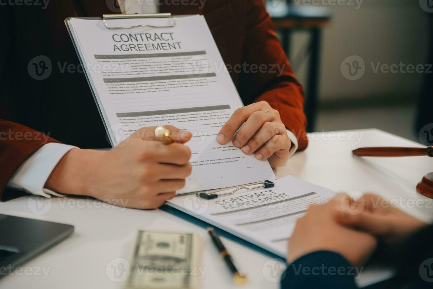 Rechtsanwalt, legal Berater, Geschäftsmann Brainstorming Information auf Zustimmung Einzelheiten Geschäft Verträge im legal wird bearbeitet Bücher zum Richtigkeit im Vertrag Unterlagen. Joint finanziell Investition. foto