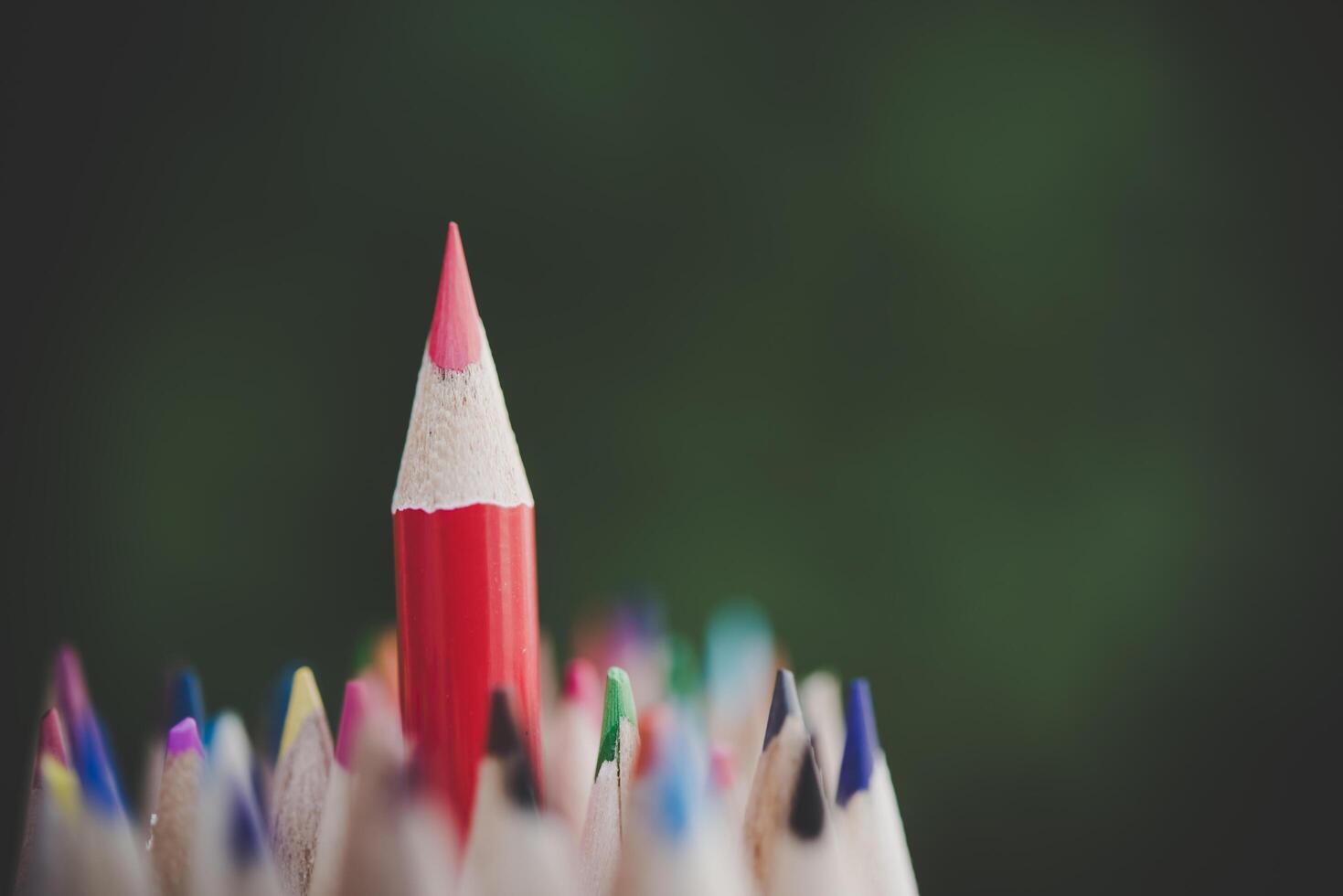 Rotstift, der das Konzept darstellt, sich von der Masse abzuheben foto