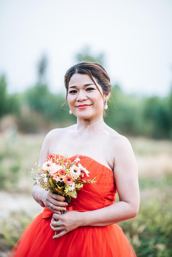 schöne braut im hochzeitskleid posting in der natur foto