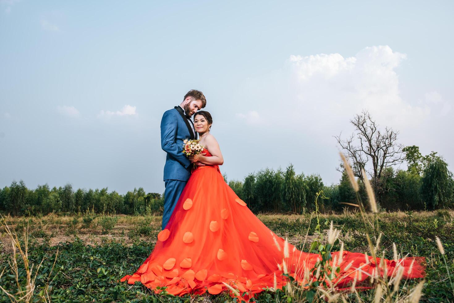 Braut und Bräutigam haben romantische Zeit und sind glücklich zusammen foto